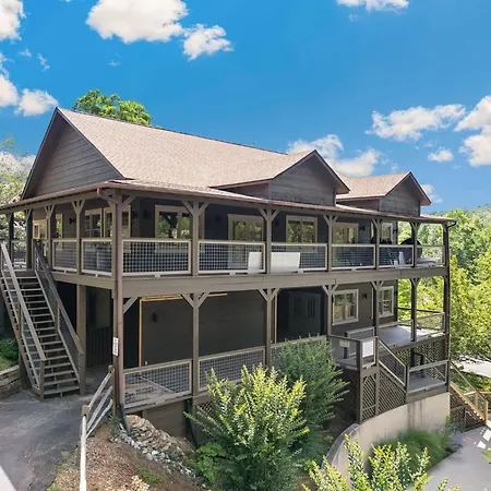 Er301 - Eagle'S Hideaway - Great Location! Close To All The Action! Cabin